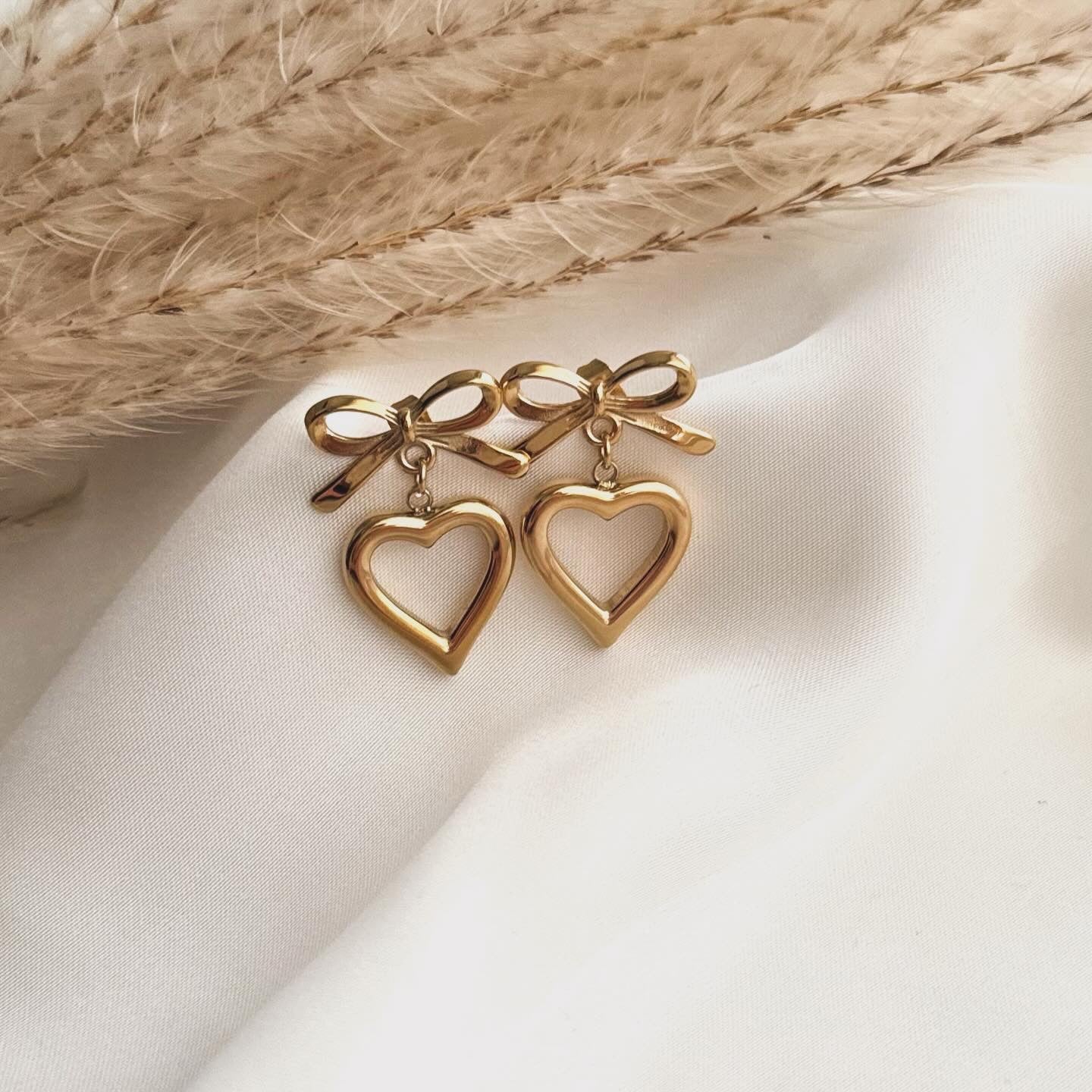 Earring heart with bow